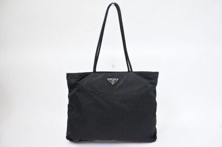 肩にかけられて便利｜プラダのトートバッグを買取しました