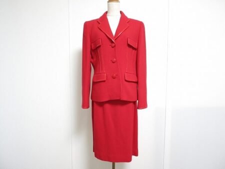 パッと華やぐイネスのスカートスーツを買取しました