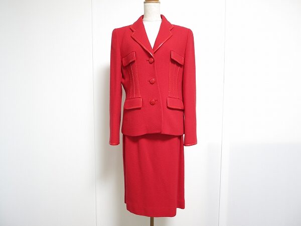 パッと華やぐイネスのスカートスーツを買取しました