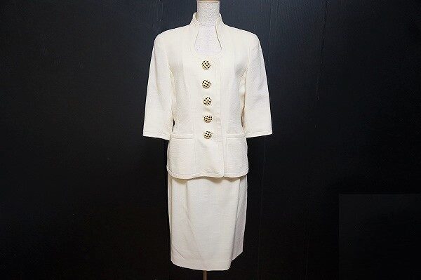 ノーカラーが上品|イネスのスカートスーツを買取しました