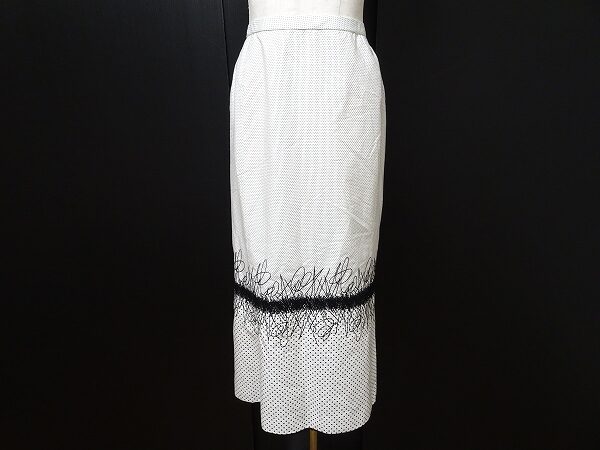 繊細ドットでさわやかに|レリアンのスカートを買取しました