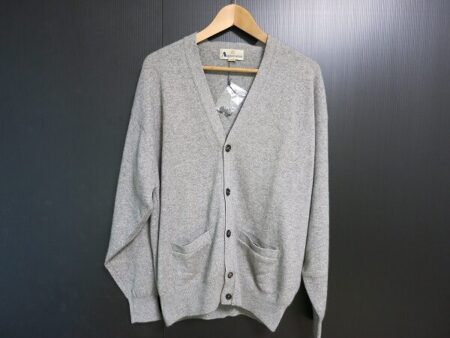 カシミヤ素材で冬も心配なし| アクアスキュータムのカーディガンを買取しました