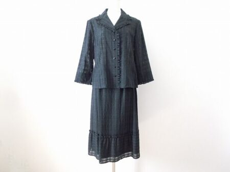 生活の変化で使わないお洋服はリサイクル！レリアンのセットアップを買取いたしました