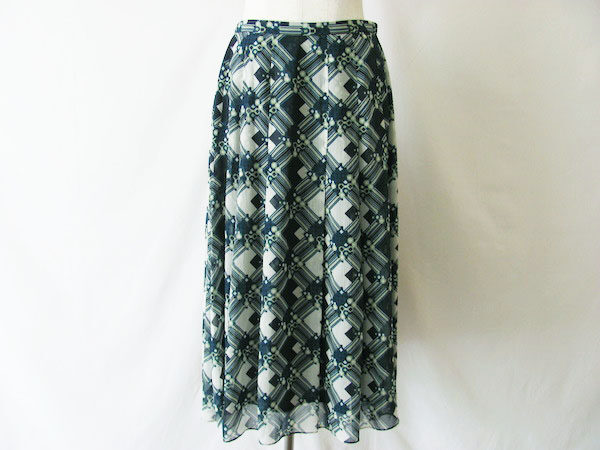 自宅から気軽にリサイクル、レリアンのスカートを宅配買取いたしました