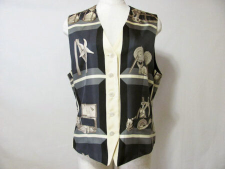 スカーフ柄が知的な印象に｜アクアスキュータムのベストを買取しました