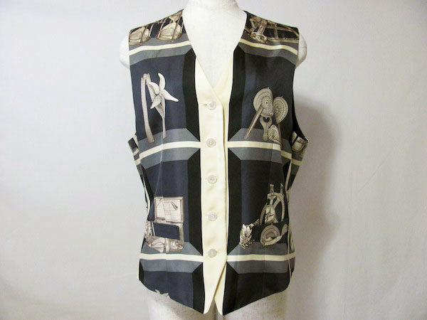 スカーフ柄が知的な印象に｜アクアスキュータムのベストを買取しました