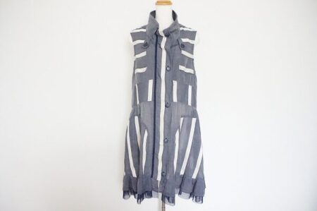 紺×白ですっきりした印象に｜エイココンドウのワンピースを買取しました