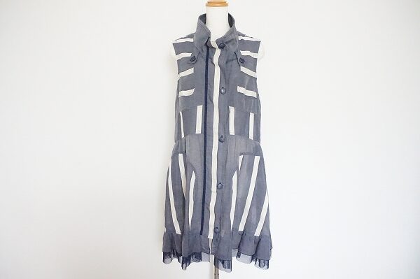 紺×白ですっきりした印象に｜エイココンドウのワンピースを買取しました