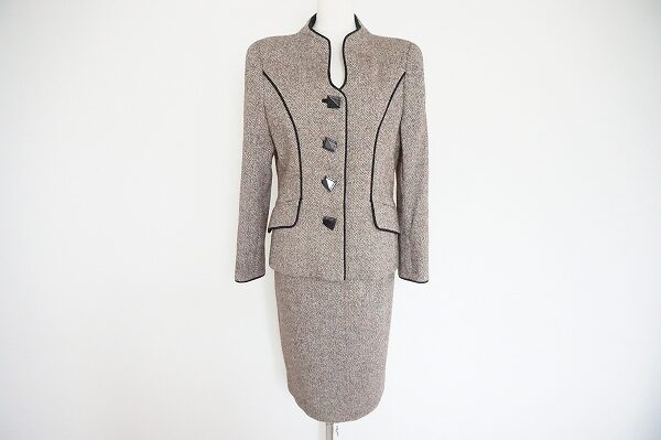 ベージュ×黒ラインが上品な銀座マギーのセットアップを買取しました