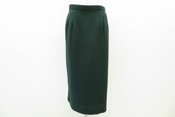 落ち着く深緑で大人な装いに｜三年坂のスカートを買取しました