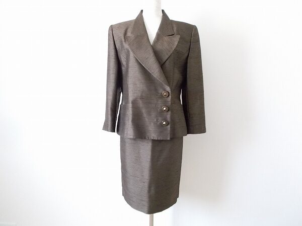 落ち着いた茶色が上品な銀座マギーのセットアップを買取しました