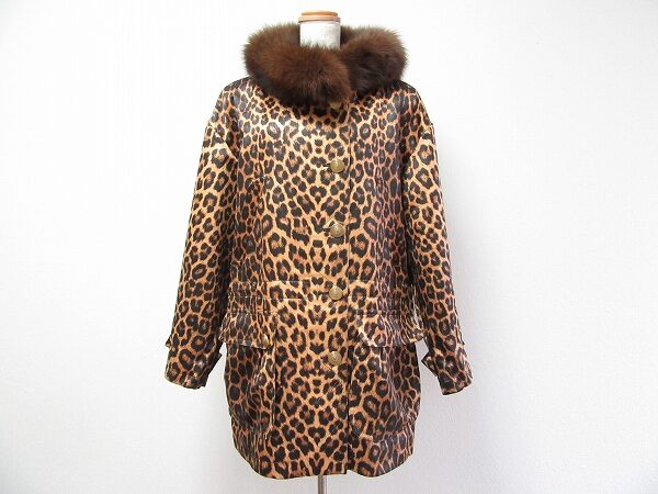 ゴージャスな雰囲気が素敵なイヴサンローランのコートを買取しました