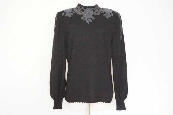 バラモチーフにうっとり｜ソワレドヒロミのニットを買取しました