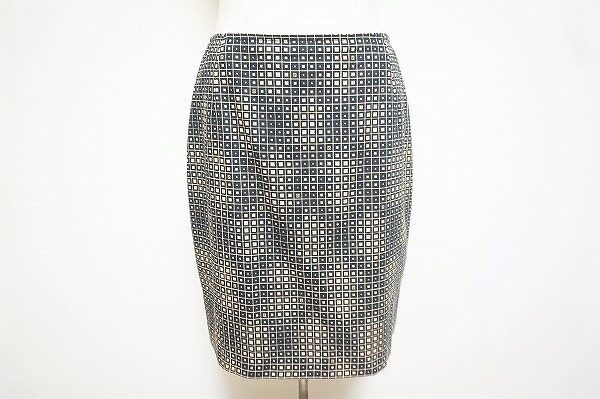 心奪われる柄が特徴|フェンディのスカートを買取しました