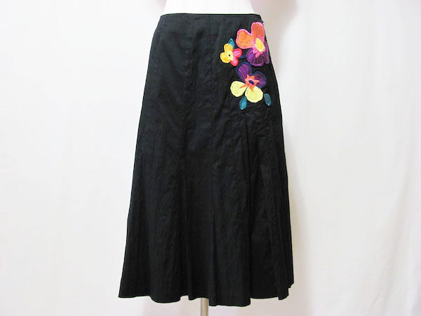 腰元のお花がアクセント｜ソニアリキエルのスカートを買取しました