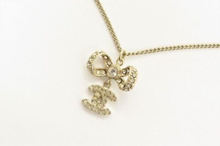 ラインストーンがキラキラと光る｜シャネルのネックレスを買取しました