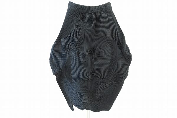 積極的にミセス服買取、イッセイミヤケのスカートを買取いたしました