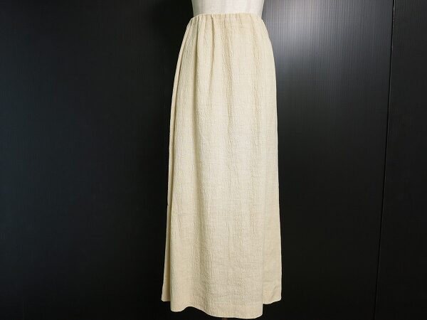 温かみある生成りが好印象に|ヨーガンレールのスカートを買取しました