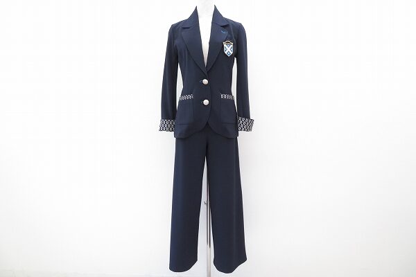 洗練されたデザインが素敵なレジーナロマンティコのパンツスーツを買取しました