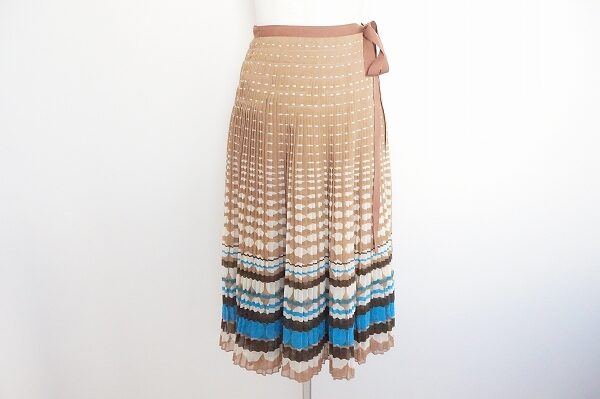 細身のプリーツに余裕を感じる|ヒロコビスの巻きスカートを買取しました