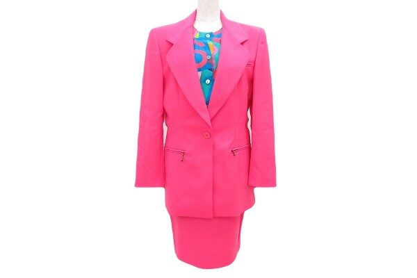 輝かしいピンクに目を奪われる|エスカーダのセットアップを買取しました