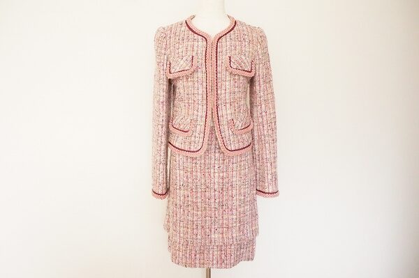 愛らしいピンクが心に響く｜エポカのスカートスーツを買取しました