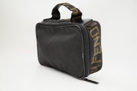 コンパクトなサイズ感が嬉しい｜フェンディのバニティポーチを買取しました