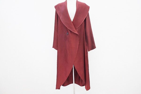 イッセイミヤケのプリーツロングコートを買取させて頂きました