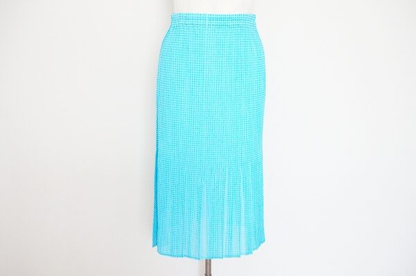 清涼感あるブルーが素敵|プリーツプリーズのスカートをお買取