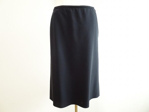 さりげないフリルが印象よく映る｜アルマーニコレツィオーニのスカートを買取しました