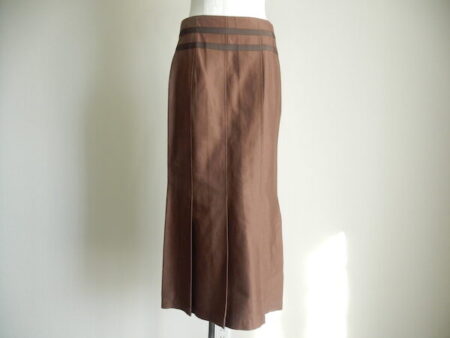 スラっとした印象に｜ヨシエイナバのスカート