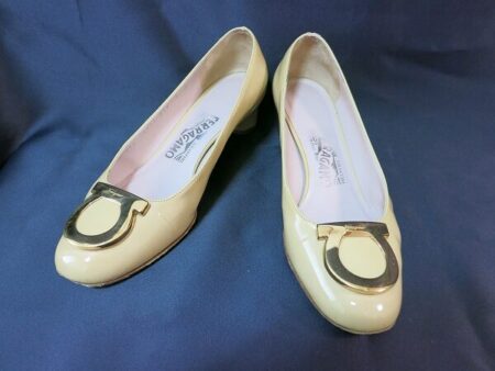 エナメルの質感が豪華なフェラガモのパンプスを買取しました