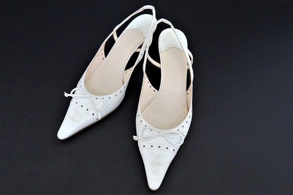 コーデに抜け感を！シャネルの白ミュールを買取させて頂きました