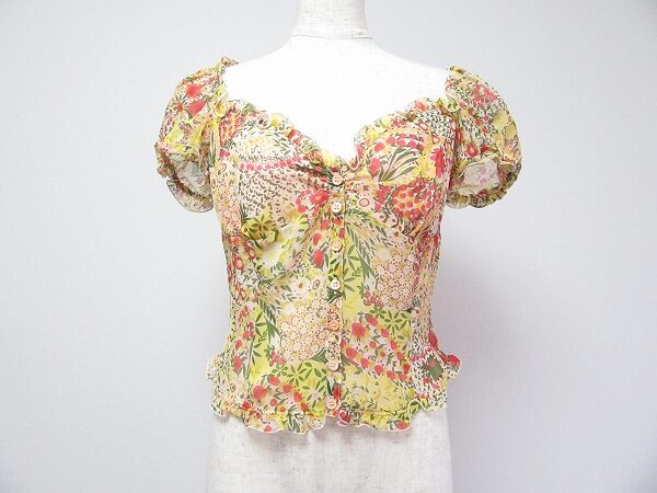 さわやかで華やかな印象になる|モスキーノのブラウスを買取しました