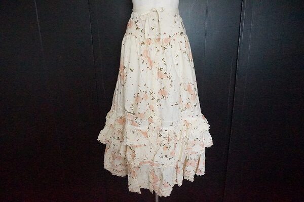 ピンクハウスの花柄フリルスカートを美品状態で買取させて頂きました