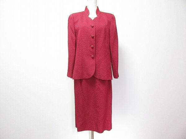 目の冴える赤が眩しい|ジュンアシダのスカートスーツを買取しました
