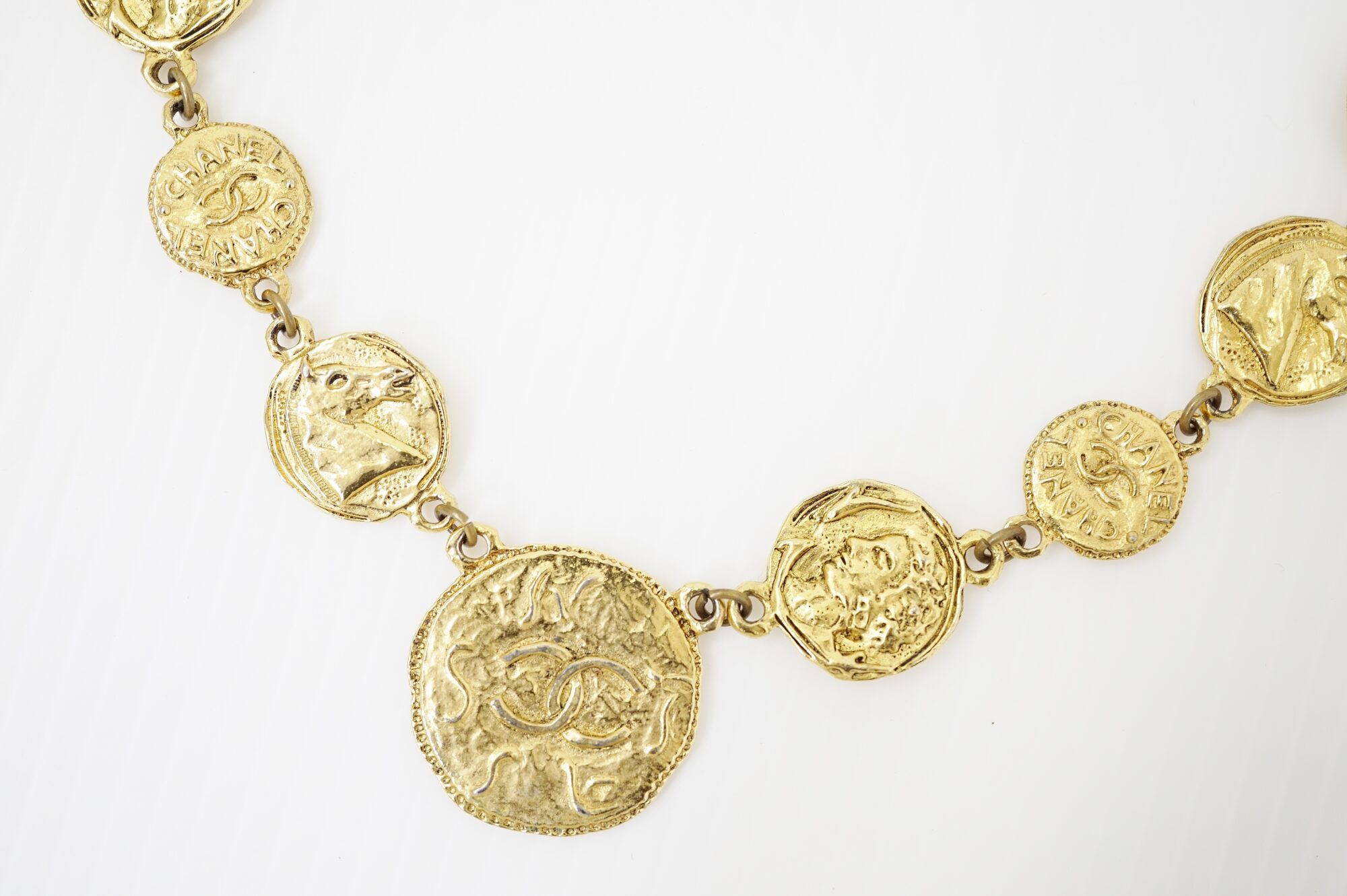 ゴールド×馬の豪華さが眩しい｜シャネルのネックレスを買取しました