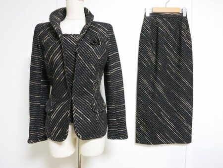 クールな雰囲気漂う｜スタック 銀座マギーのスカートスーツをお譲りいただきました