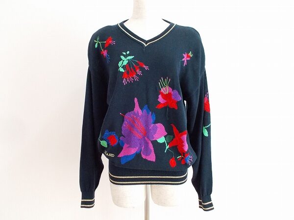 明るいお花で華やかに|レオナールのニットを買取しました