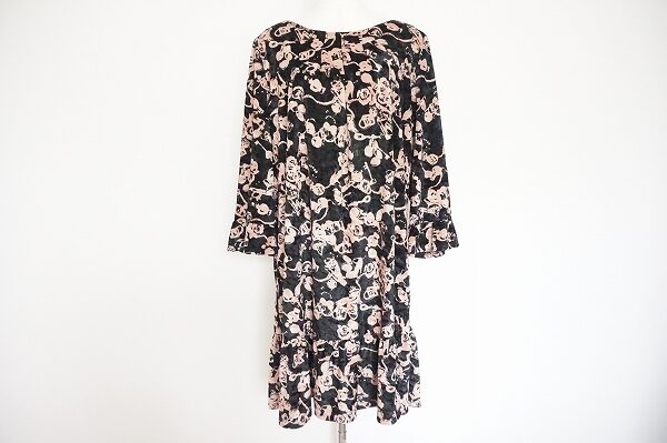 エレガントなお花に見とれる｜ローズティアラのワンピースを買取しました