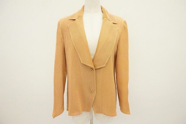 イッセイミヤケの美シルエットジャケットを買取させて頂きました