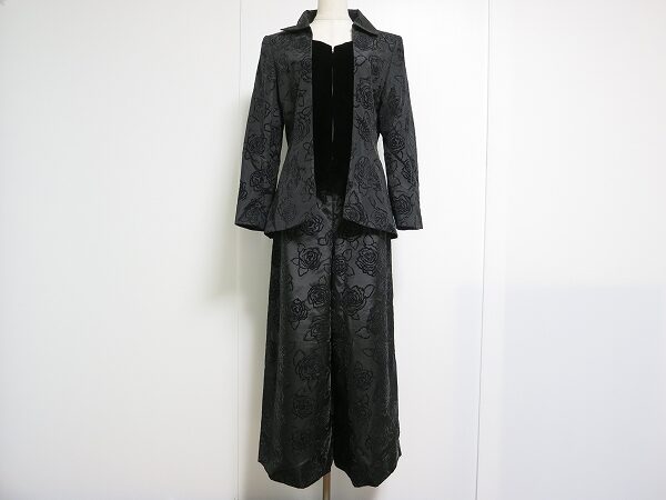 黒とバラのゴージャス感溢れる組み合わせ|ミラショーンのパンツスーツを買取しました