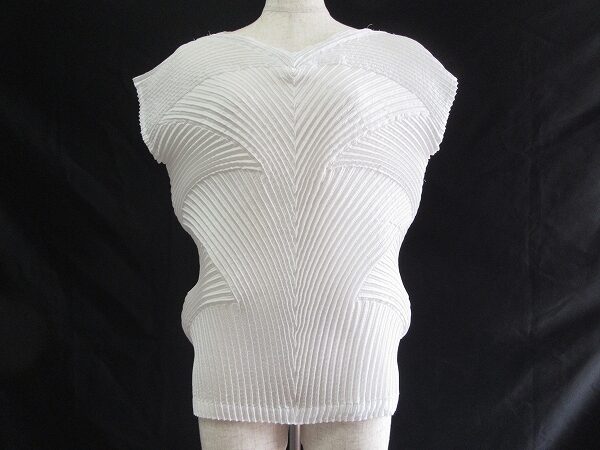 柔らかくもスッキリした雰囲気に|イッセイミヤケのカットソーを買取しました