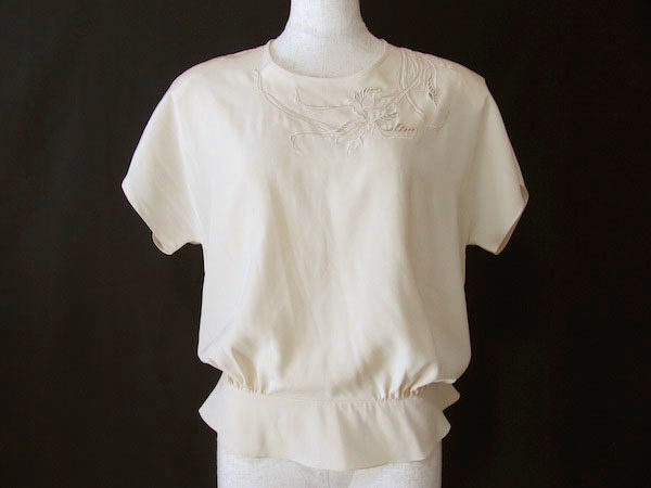 淡色コーデに欲しい！インゲボルグのアイボリー刺繍ブラウスを買取！