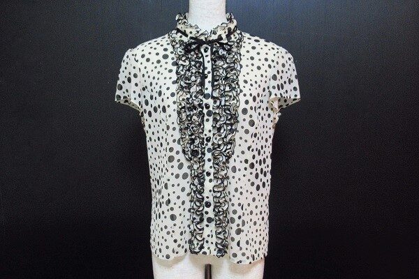 フリルのグラデがエレガントなレリアンのブラウスを買取させて頂きました