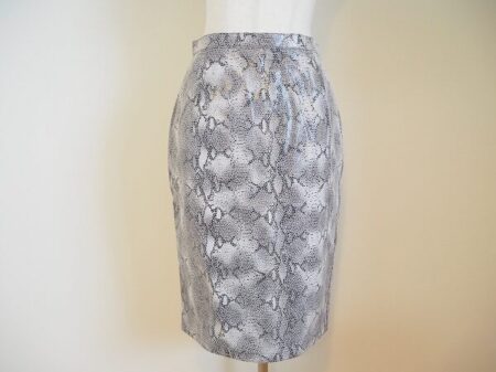 伊太利屋の未使用のタグ付きレザースカートを買取させて頂きました