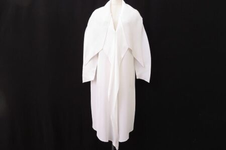 あか抜けた印象にもなる｜イッセイミヤケのコートを買取しました