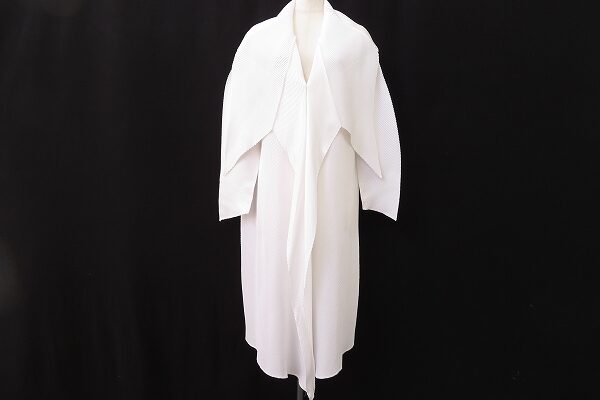 あか抜けた印象にもなる｜イッセイミヤケのコートを買取しました