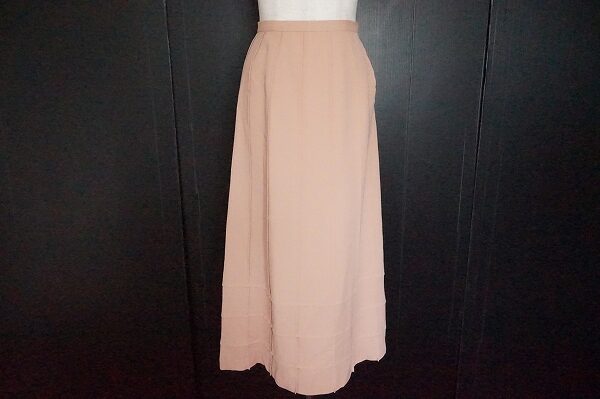 華やか過ぎないピンクが素敵｜シビラのスカートを買取しました