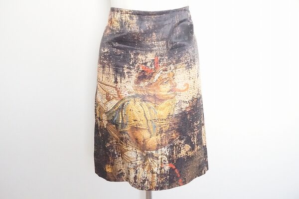 美術的なデザインに見とれる｜ミュウミュウのスカートを買取しました